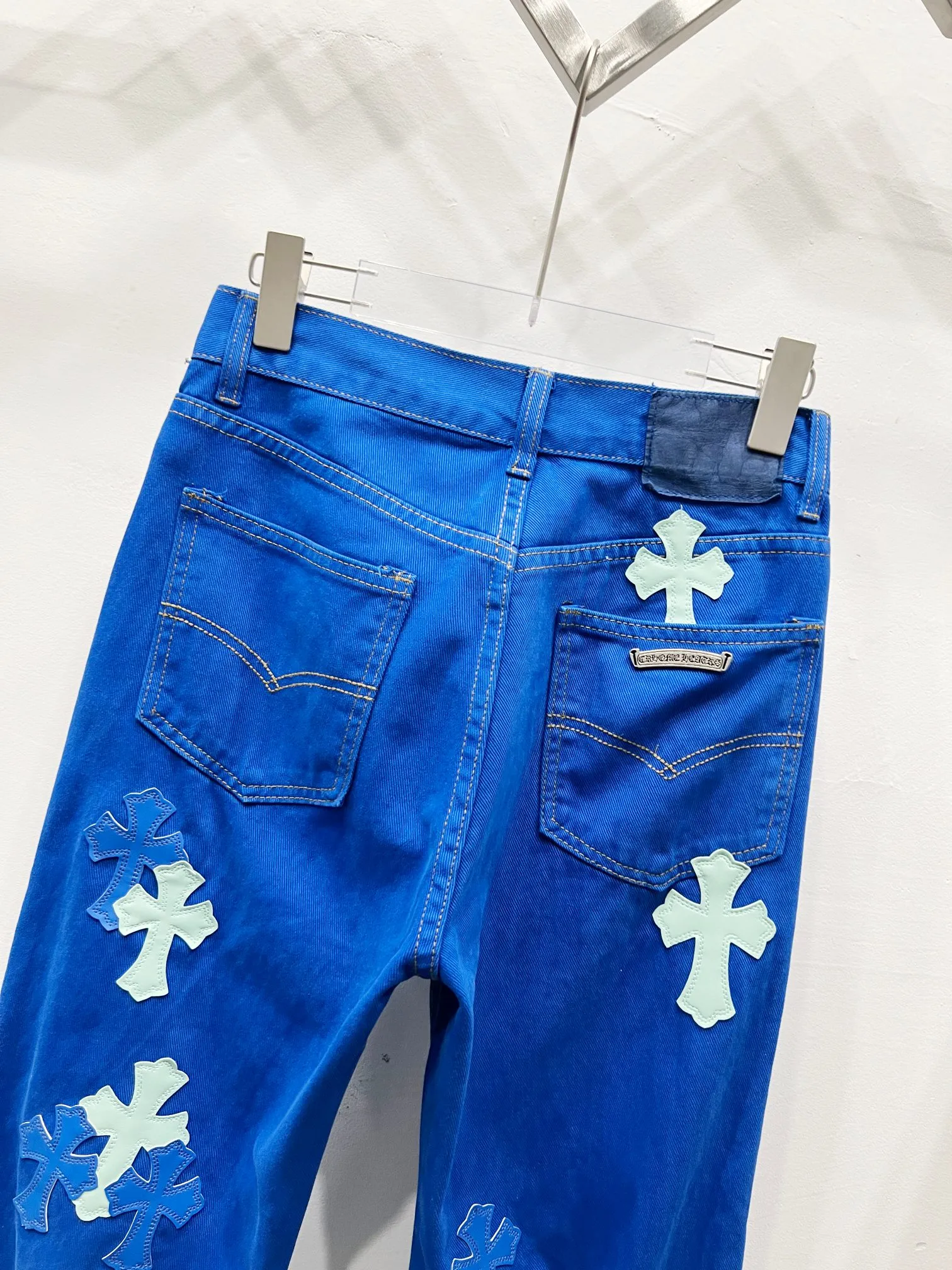 P270 Style number: (C002) Chrome hearts CH co-branded Drak Miami blue jeans exude uninhibited personality and unique charm. Every wear and tear is carefully designed to present a unique artistic feel. Made of imported denim fabric, which has undergone heavy industrial washing and destruction treatment, the trousers show a super cool effect on the upper body, allowing you to dominate the fashion stage.  This is more than just a pair of jeans, it is an expression of attitude. With its unique design concept and ultimate pursuit of details, Croxin breaks traditional boundaries and defines the jeans trend in the new era. The trousers are made of double-layer woven fabric with customized hardware. Italian-made special cowhide is printed and cut. Custom-made sheepskin three-layer thick-line leather. The entire body is spliced ​​in heavy water washing. Craftsmen hand-splash ink. You can see the details. Three-dimensional cutting version. Loose and comfortable, not flattering. Makes you taller and slimmer. Factory quality control. Same style for men and women. Can be matched with couples. Versatile recommendation. Must-have jeans for all seasons. Color: blue Size: 28-30-32-34